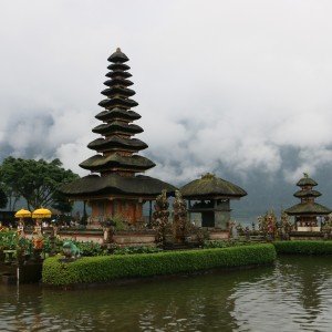 Horské jezero Bedugul, vodopády, Ulun Danu a Buddha temple Brahmavihara